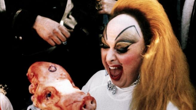 Divine, del trash al estrellato: historia de la drag queen más irreverente