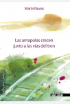 Las amapolas crecen junto a las vias del tren